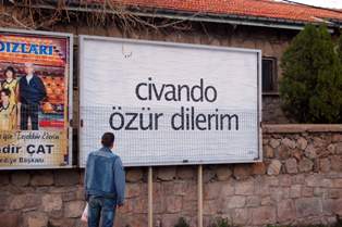 Billboarda ilan vererek özür diledi