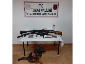 Köy evinde silah ve mühimmat ele geçirildi