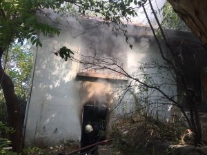 Tarihi mahalledeki metruk bina alevlere teslim oldu