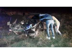 Otomobil bariyerlere çarptı, imdatlarına itfaiye yetişti