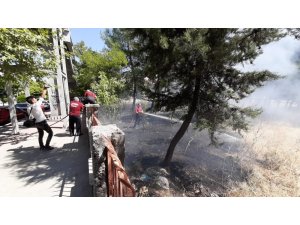 Okul yanındaki bahçede çıkan yangın korkuttu
