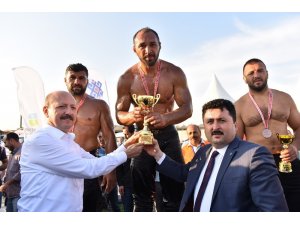 Altıeylül güreşlerinde Ali Gürbüz başpehlivan oldu