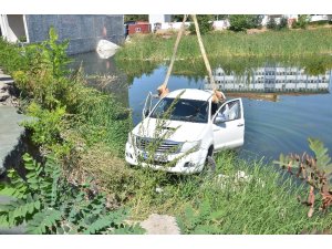 El freni çekilmeyen kamyonet inşaat çukurundaki göle düştü