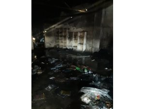 Kırtasiye deposundaki yangını mahalleli söndürdü