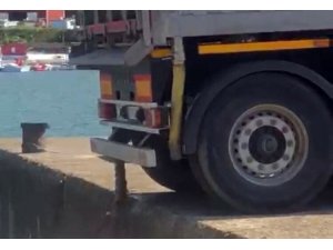 Denize atık boşaltan kamyon sürücüsü hakkında işlem başlatıldı