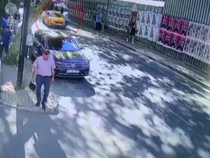 İstanbul’da yolda yürüyen kadının yaşadığı kaza kamerada
