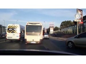 Minibüsteki tehlikeli yolculuk kamerada