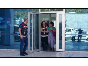 Çaldıkları altınları paylaşırken kameraya yakalandılar