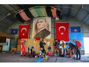 Gökyüzü "Deli Anlılar" grubuyla şenlendi