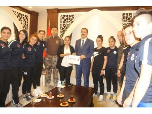 Polisten Hakkari kadın takımına nakdi destek