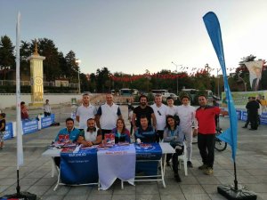 Sokaklarda stant açıp vatandaşları spora teşvik ediyorlar