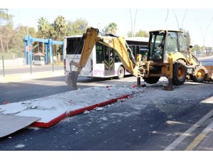 Tır üzerindeki trafo üst geçide takıldı