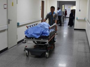 Seyir halindeki otomobilden bir kişi atıldı