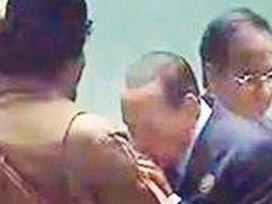 Berlusconi'ye Kaddafi elini öptüren neden