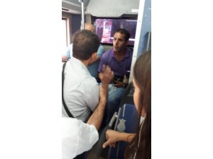 Kedinin ayaklarını bağlayıp kemerine asan yolcuya tepki