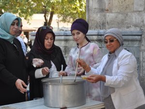 Mehmet Eren ve arkadaşları aşure dağıttı