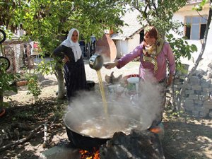 Yalıhüyük'te pekmez kaynatma telaşı