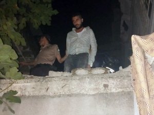Mülteci kaçakçısı, damda yakalandı