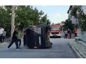 Yan yatan hafif ticari araçtan yara almadan kurtuldu
