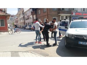 Askerlik bahanesiyle para toplayan gençler gözaltına alındı