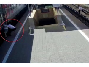 Yaşlı adamı trenin altında kalmaktan son anda polis kurtardı