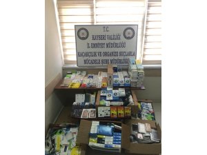 Telefon dükkanına operasyon: 3 bin 100 adet kaçak cep telefon aksesuarı ve yedek parçası ele geçirildi