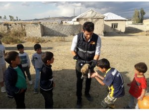 Kuyuda mahsur kalan yavru köpekler kurtarıldı