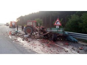 Yolcu otobüsü ile karpuz yüklü traktör çarpıştı: 2 yaralı