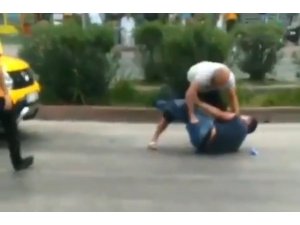 Sokak ortasında bıçaklandı