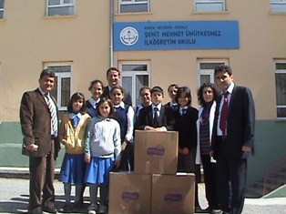 Beyşehir'de öğrencilerden depremzedelere yardım