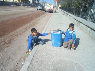 Öğrenciler çevrelerini temiz tutuyor