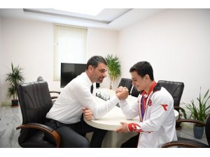 Başkan Kocaman, şampiyon sporcu ile bilek güreşi yaptı