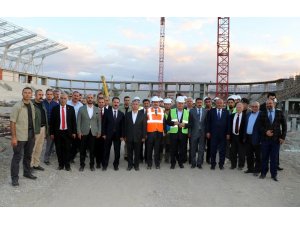 Binali Yıldırım, Erzincan’da yapımı süren stat ve hastanede incelemelerde bulundu