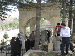 Hadimi türbesi çevresine lale ve gül fidanları dikildi