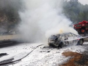 Ralli aracı tamamen yandı