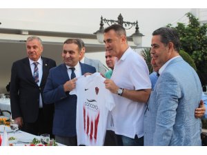 Hatayspor ve Antakya Belediyespor’dan Fikret Orman’a forma