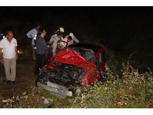 Köpeğe çarpan otomobil kanala uçtu: 1’i ağır 2 yaralı