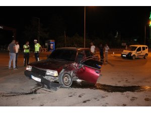 Karaman’da otomobil ile hafif ticari araç çarpıştı: 2 yaralı