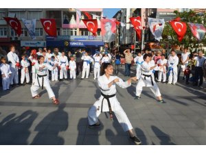 İzmit’in merkezinde karate şov
