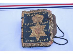 Diyarbakır'da altın işlemeli İncil ile İbranice işlemeli ferman ele geçirildi