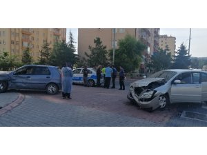 Çarpışan otomobiller kaldırıma çıktı: 2 yaralı