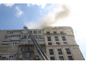 Şişli’de 9 katlı bir binanın çatısında yangın