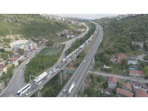 4 araç birbirine girdi, TEM otoyolunda 7 kilometre araç kuyruk oluştu