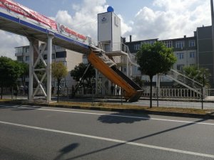 Açık unuttuğu damperi üst geçide takılı kaldı