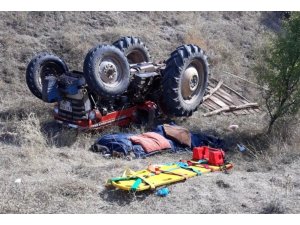 Kontrolden çıkan traktör devrildi: 1 ölü, 1 yaralı