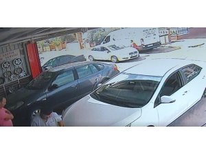 Koşarak yola çıkan lise öğrencisi otomobilin altında kaldı