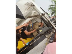 Sıkıştığı araç içinde kurtarılmayı bekledi