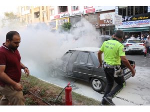 Seyir halindeki otomobil alev alev yandı