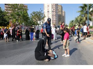 Çocukları için yolu trafiğe kapattılar