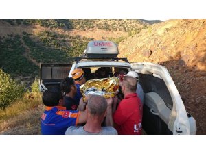 Bingöl’de ekipler yaralıyı dereden sedyeyle taşıyarak kurtardı